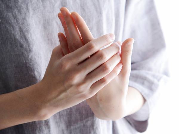 手洗いは何より大事だけど…洗い過ぎでガサガサになってませんか？ハンドマスクで目指せ！マイナス２歳手肌[PR]