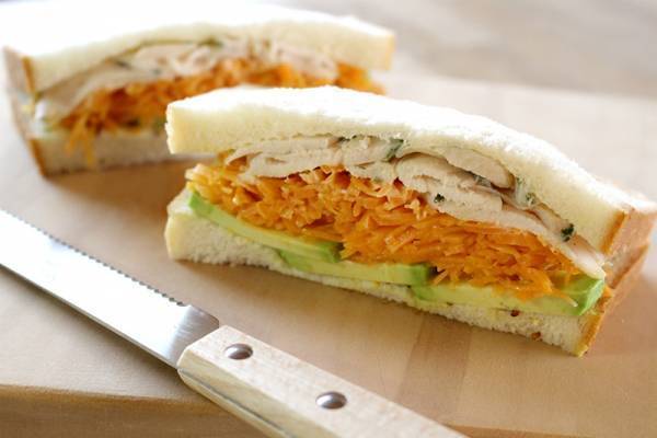 もっと早く買えばよかった！ サンドウィッチもキレイに切れる「シャープブレッドナイフ」