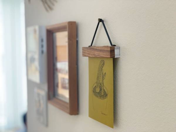 もうポストカードに穴を開けない！「ウッドバインドホルダー」でつくる自分だけのギャラリー[PR]