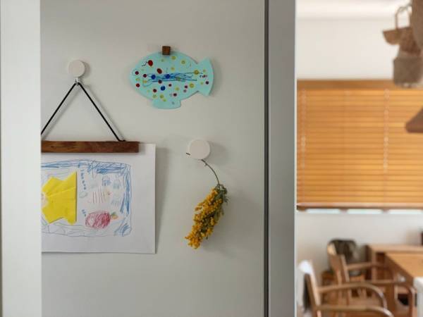 もうポストカードに穴を開けない！「ウッドバインドホルダー」でつくる自分だけのギャラリー[PR]