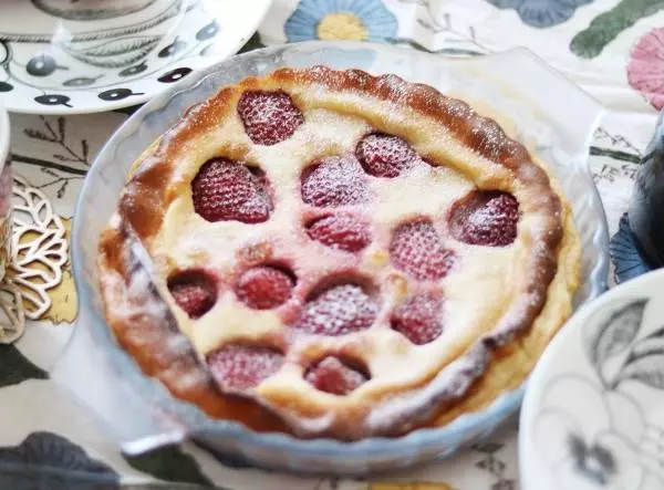 オーブンインまで10分弱!混ぜて焼くだけ「苺のクラフティ」