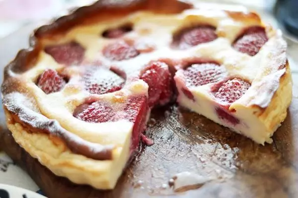 オーブンインまで10分弱!混ぜて焼くだけ「苺のクラフティ」