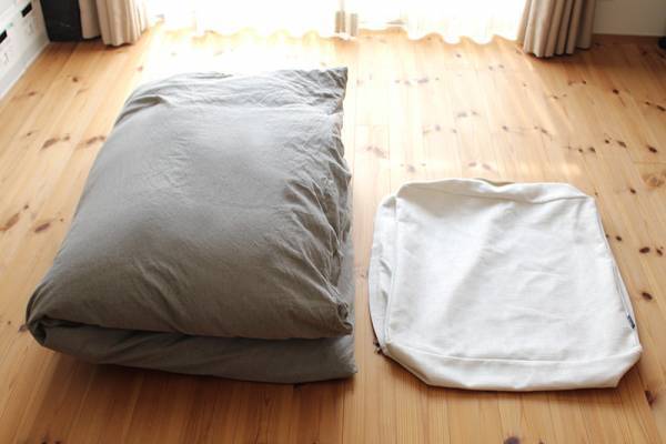 かさばる寝具がクッションに。インテリア映え抜群！掛け布団収納ケース[PR]