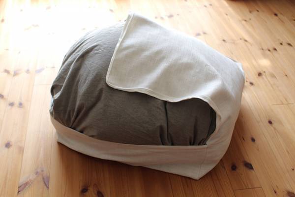 かさばる寝具がクッションに。インテリア映え抜群！掛け布団収納ケース[PR]