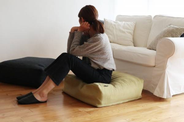 かさばる寝具がクッションに。インテリア映え抜群！掛け布団収納ケース[PR]