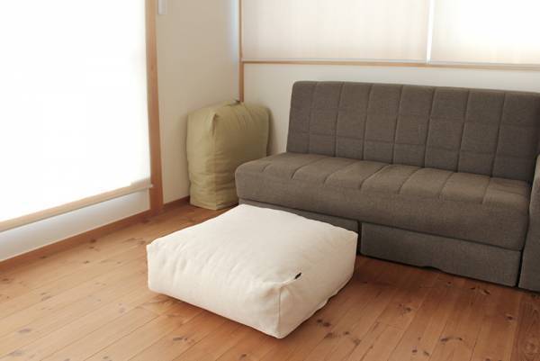 かさばる寝具がクッションに。インテリア映え抜群！掛け布団収納ケース[PR]