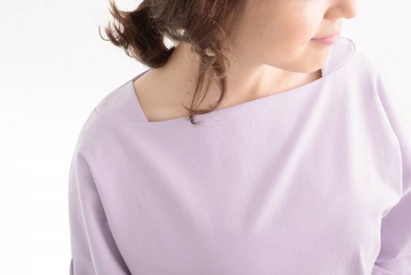 リアルはもちろんバーチャルも！楽ちん＆キチンと叶う。ビデオ会議で使えるトップス＆デニム[PR]