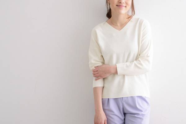 リアルはもちろんバーチャルも！楽ちん＆キチンと叶う。ビデオ会議で使えるトップス＆デニム[PR]