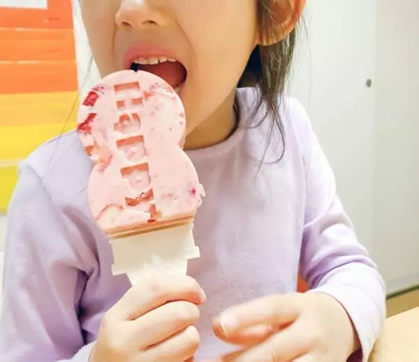 今の季節だけのお楽しみ、苺たっぷり「苺ミルクアイスバー」を作ろう
