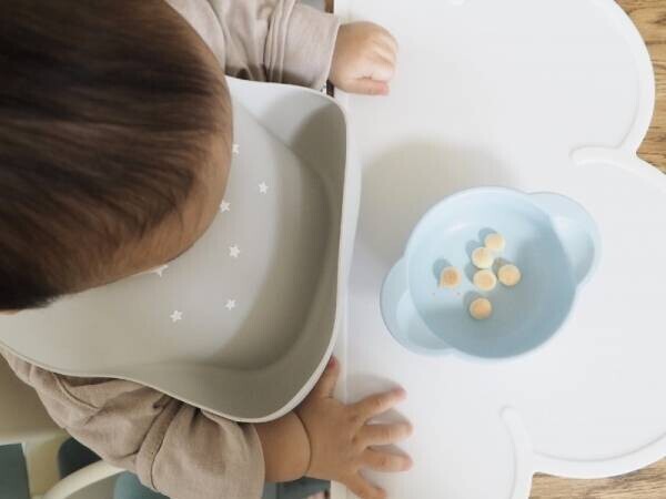 赤ちゃんの食事をサポート、おうちでも外出先でも安心の「収納ケース付きお食事エプロン」