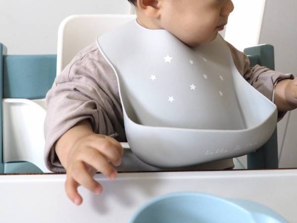 赤ちゃんの食事をサポート、おうちでも外出先でも安心の「収納ケース付きお食事エプロン」[PR]