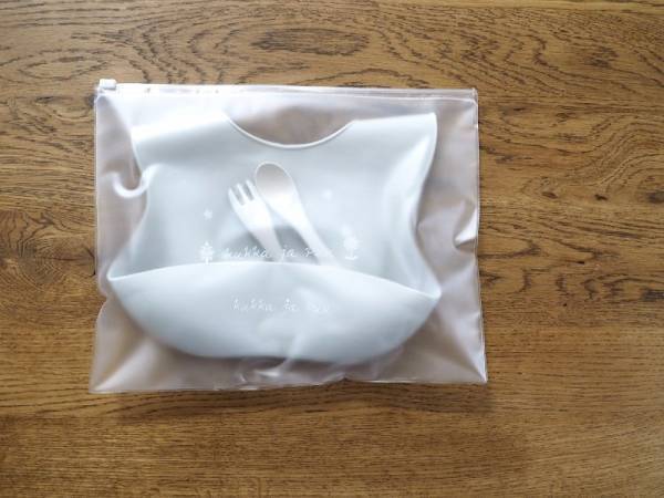 赤ちゃんの食事をサポート、おうちでも外出先でも安心の「収納ケース付きお食事エプロン」[PR]