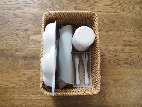 赤ちゃんの食事をサポート、おうちでも外出先でも安心の「収納ケース付きお食事エプロン」[PR]