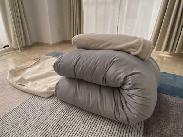 かさばる布団がスッキリ片付く！ クッションになる布団収納ケース