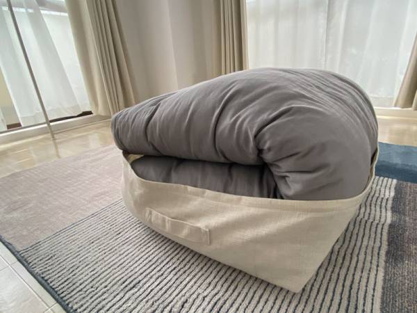 かさばる布団がスッキリ片付く！ クッションになる布団収納ケース