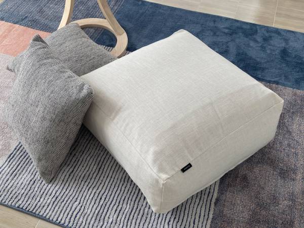 かさばる布団がスッキリ片付く！ クッションになる布団収納ケース