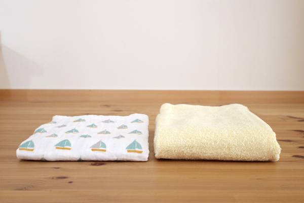 子どもに優しく、ママはラク家事。子育ての味方「ふんわり4重ガーゼタオル」[PR]