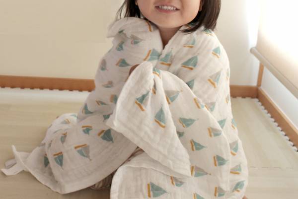 子どもに優しく、ママはラク家事。子育ての味方「ふんわり4重ガーゼタオル」[PR]