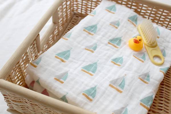 子どもに優しく、ママはラク家事。子育ての味方「ふんわり4重ガーゼタオル」[PR]