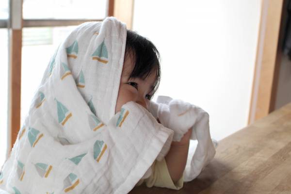 子どもに優しく、ママはラク家事。子育ての味方「ふんわり4重ガーゼタオル」[PR]