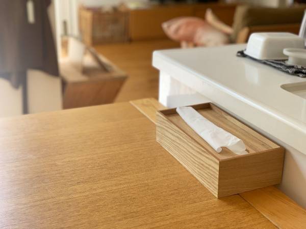 どこにでも吊るせて絵になるティッシュケースで、ごきげんインテリアに。[PR]