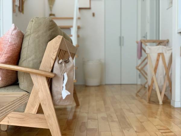 どこにでも吊るせて絵になるティッシュケースで、ごきげんインテリアに。[PR]