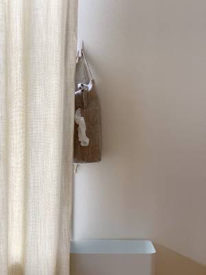 どこにでも吊るせて絵になるティッシュケースで、ごきげんインテリアに。[PR]