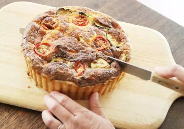 まるでお店みたいな極厚感!おうちで作る「夏野菜キッシュ」