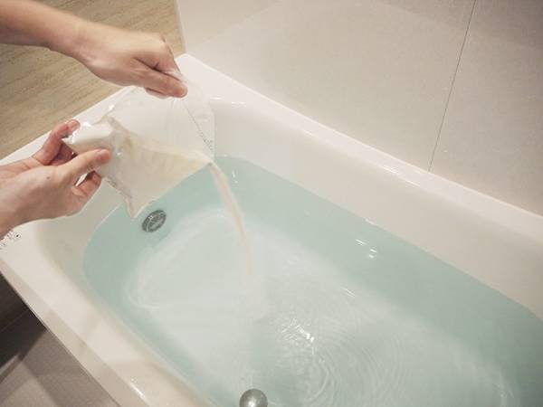 お風呂掃除苦手さんにこそ使ってほしい！浸け置きだけの「木村石鹸お掃除粉」[PR]