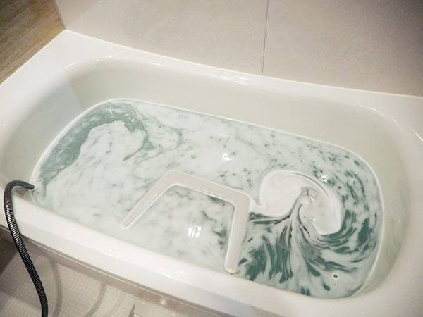 お風呂掃除苦手さんにこそ使ってほしい！浸け置きだけの「木村石鹸お掃除粉」[PR]