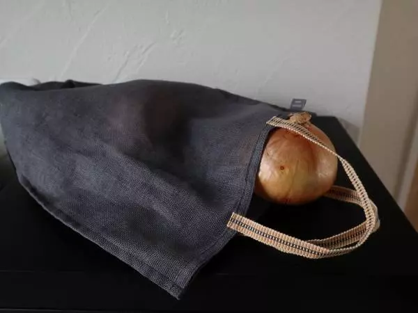 現代のキッチンに馴染む、伝統産業「蚊帳(かや)生地」を生かした「風を通す野菜袋」