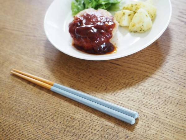 小さな手でも持ちやすい、はじめての箸にぴったりなbon momentのこども箸[PR]