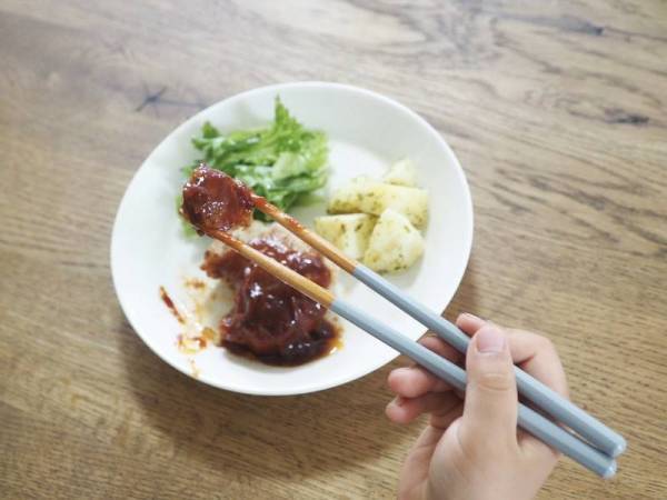 小さな手でも持ちやすい、はじめての箸にぴったりなbon momentのこども箸[PR]