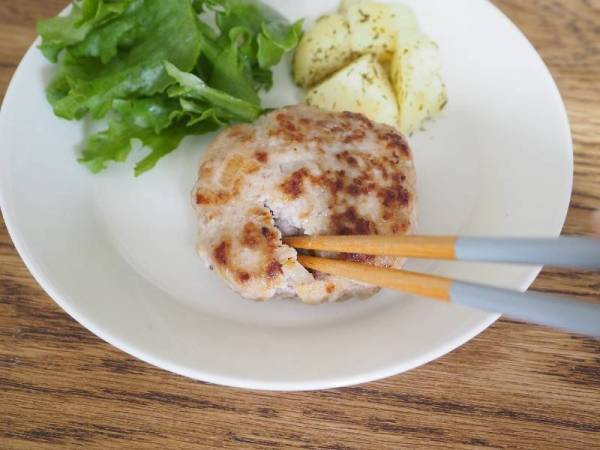 小さな手でも持ちやすい、はじめての箸にぴったりなbon momentのこども箸[PR]