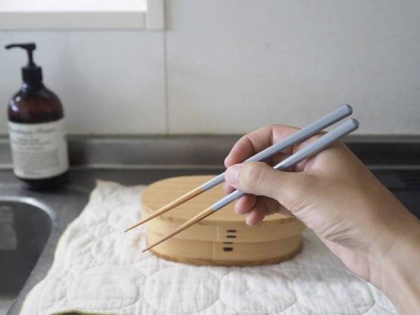 小さな手でも持ちやすい、はじめての箸にぴったりなbon momentのこども箸[PR]