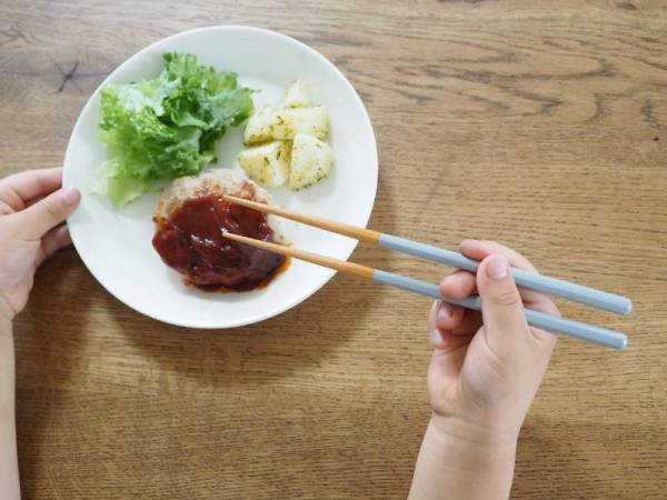 小さな手でも持ちやすい、はじめての箸にぴったりなbon momentのこども箸[PR]