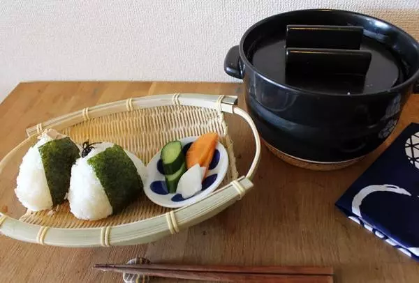 1回目から感動の炊きあがり!穴のない土鍋で味わう特A米おにぎりの味