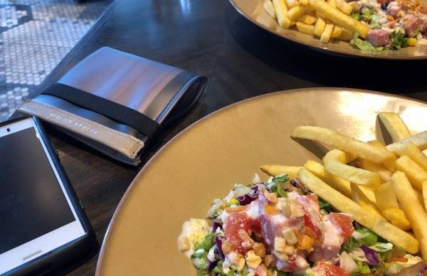 食事中マスクはどこに置く？ 一時保管や持ち歩きに対応した「マスクケース」が登場