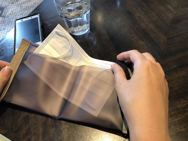 食事中マスクはどこに置く？ 一時保管や持ち歩きに対応した「マスクケース」が登場