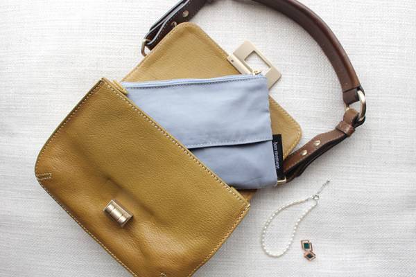 ゴミ入れも予備マスクも。出先での「困った」が解決できる“おまとめポーチ”[PR]