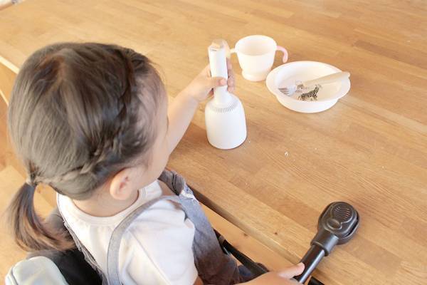 がんばらない掃除を習慣化。親子で取り合う小型クリーナー「バキューミ」[PR]