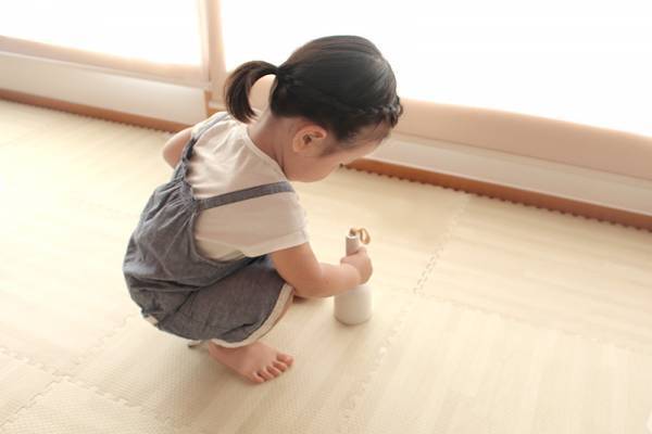 がんばらない掃除を習慣化。親子で取り合う小型クリーナー「バキューミ」[PR]