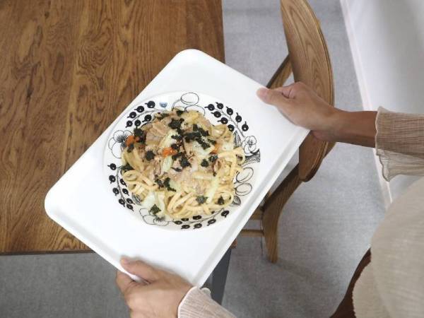 食事の準備が快適になる！大人から子どもまで使える「電子レンジで熱くならないトレイ」[PR]