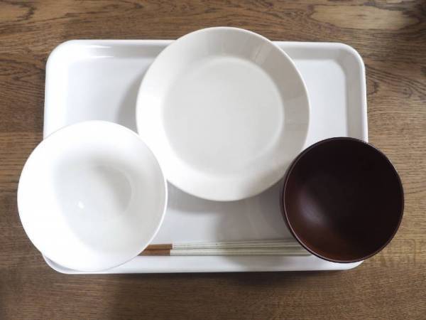 食事の準備が快適になる！大人から子どもまで使える「電子レンジで熱くならないトレイ」[PR]