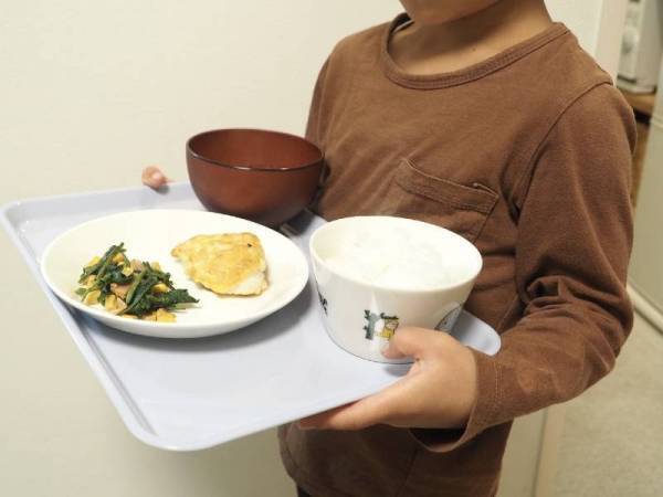 食事の準備が快適になる！大人から子どもまで使える「電子レンジで熱くならないトレイ」[PR]