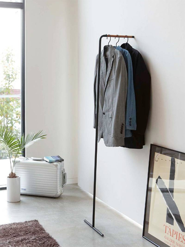 コートの置き場所どうしてる？　家中どこでも使えるコートハンガーが人気