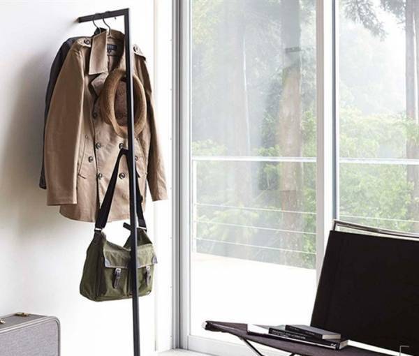 コートの置き場所どうしてる？　家中どこでも使えるコートハンガーが人気