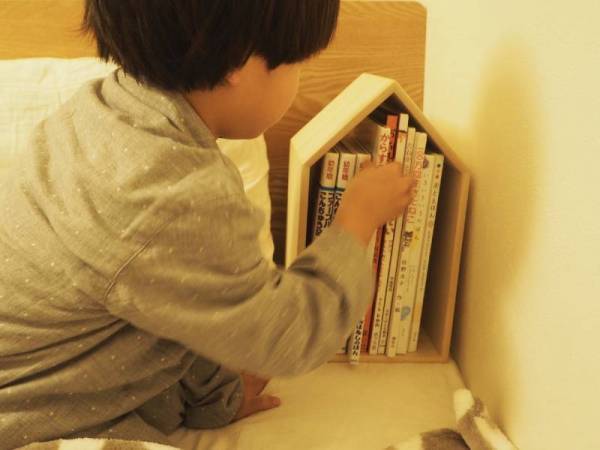 場所を選ばず置けて、本棚にもインテリアにもなる「本の家」[PR]