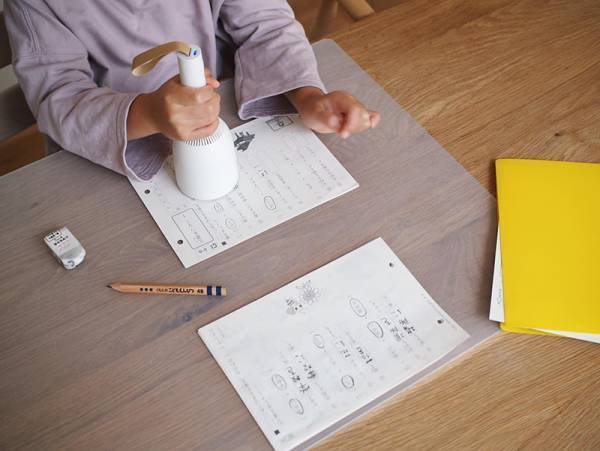 「消しカスどうにかしてー！」のプチストレスは、バキューミ卓上クリーナーで解決！