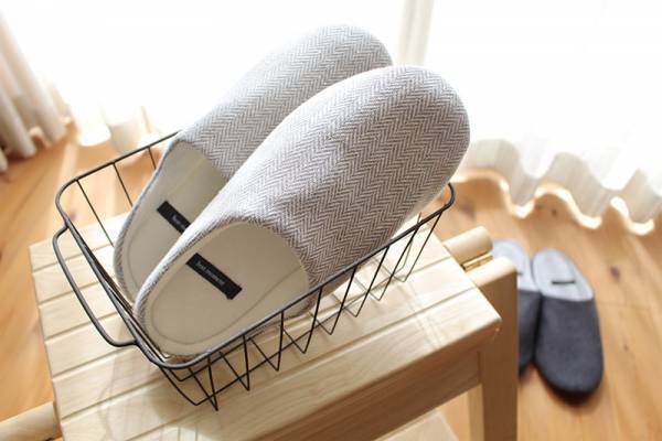 すっきりシルエットが決め手。ありそうでなかった「冬のきれいめ」ルームシューズ[PR]